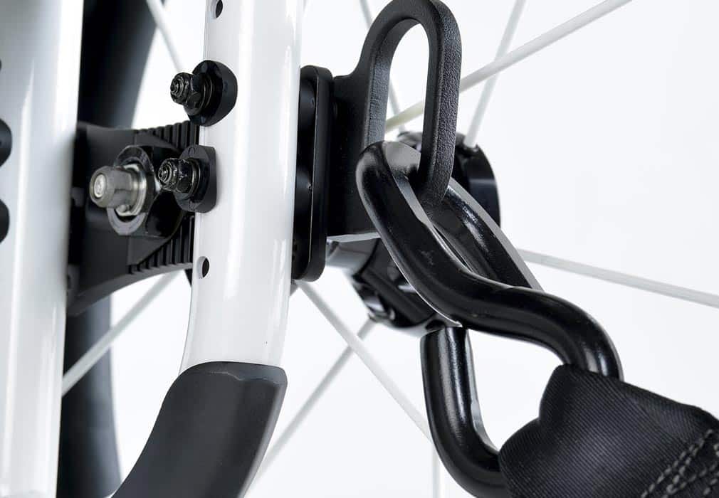 Q'STRAINT QRT-350E Retractor installed in vehicle